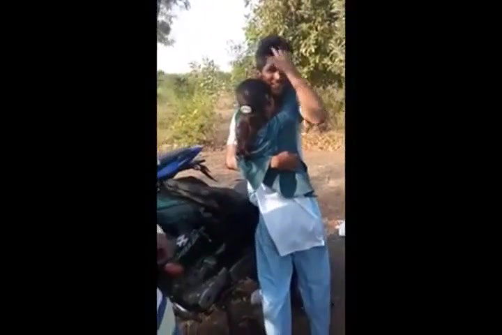 College Students Kissing Outdoor Desi MMS Sex Scandal Hindi