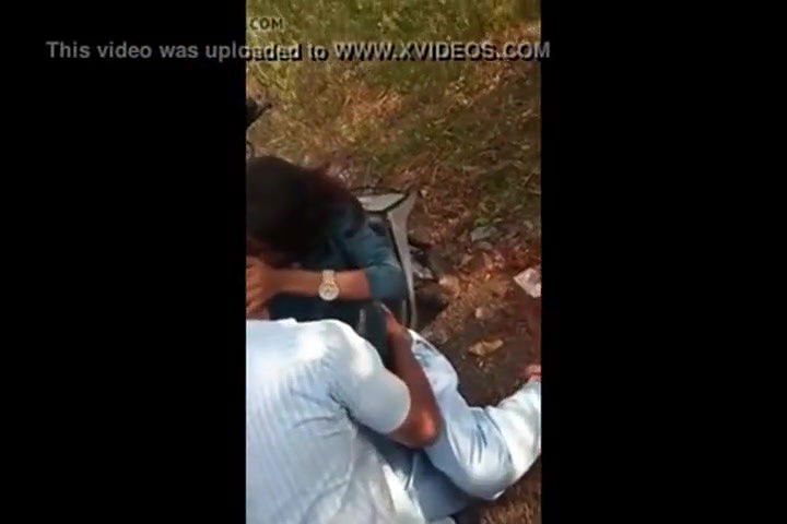 College Students Kissing Outdoor Desi MMS Sex Scandal Hindi