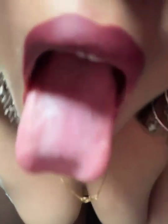 Girl with Sexy Curves Pussy Fingering