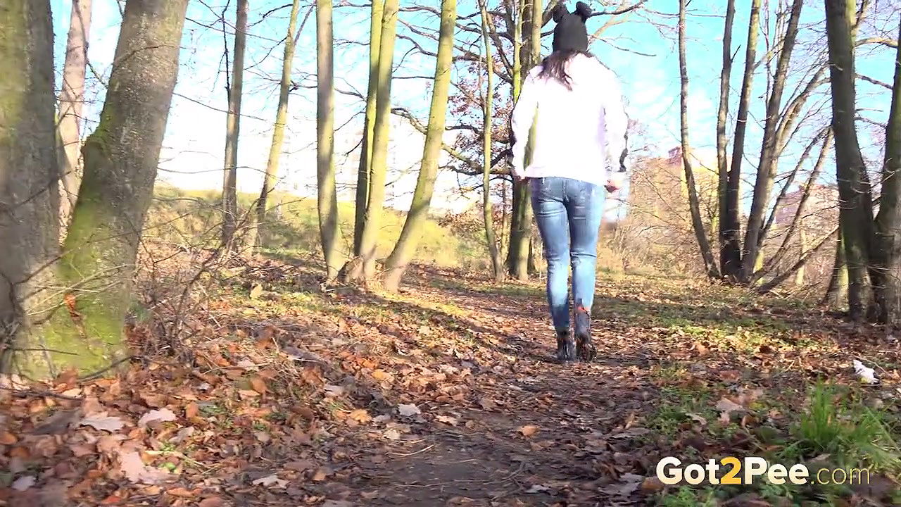 Ali Bordeaux pees on leaves in the woods