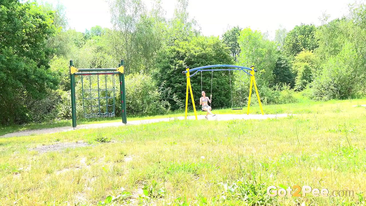 Ali Bordeaux relieves her pee desperation