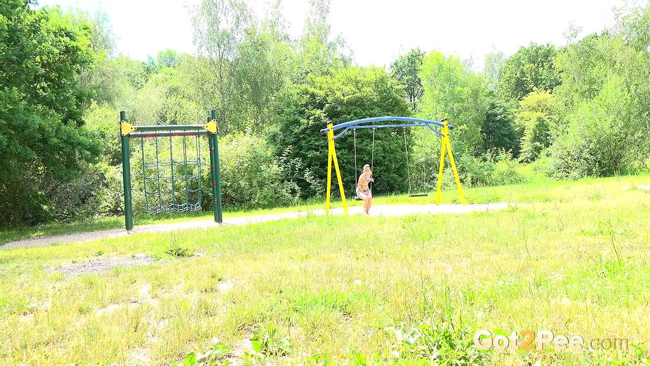 Ali Bordeaux relieves her pee desperation