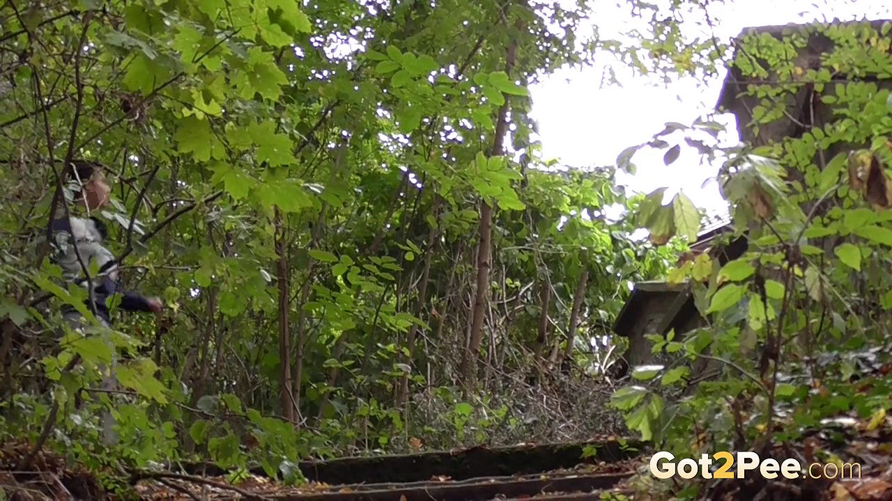 Antonia Sainz pees down countryside steps