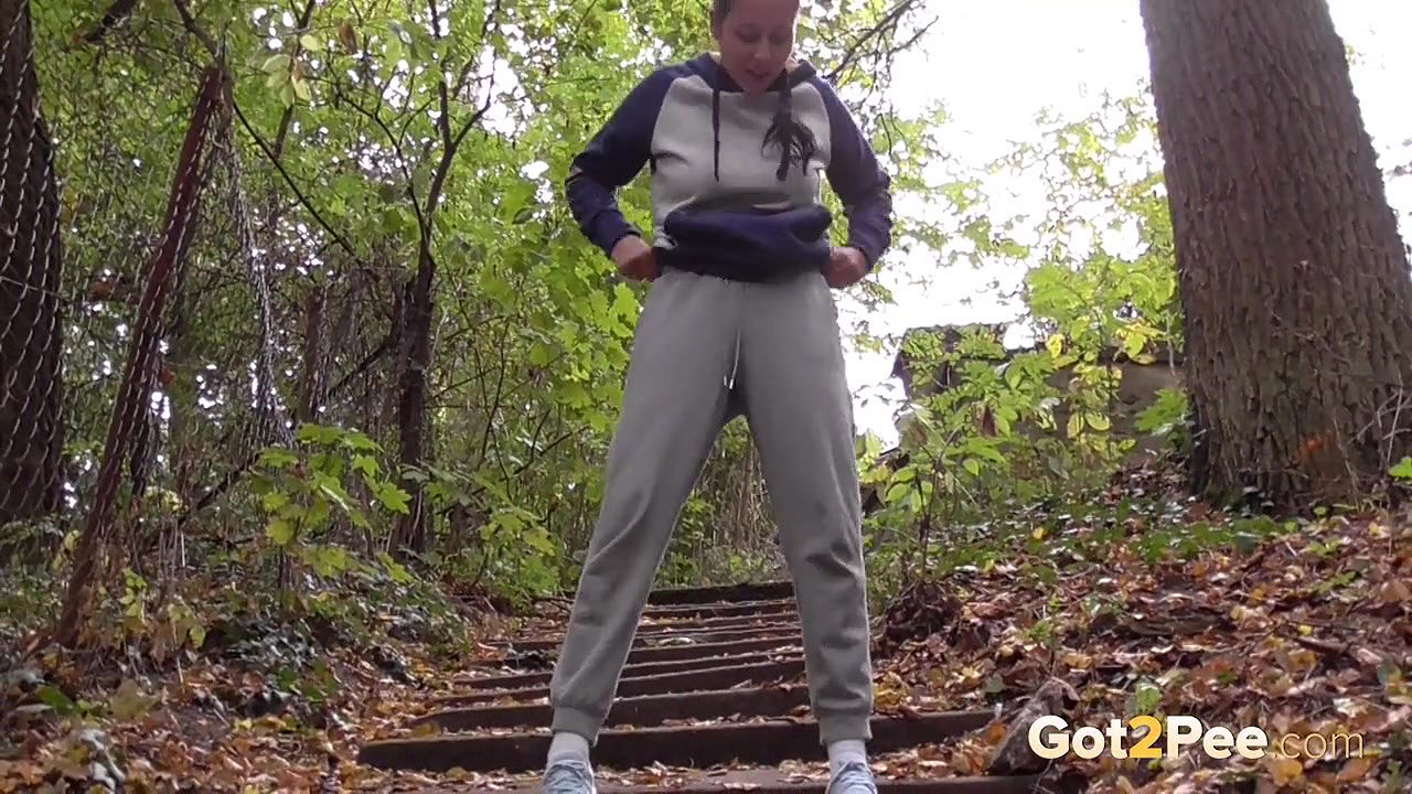 Antonia Sainz pees down countryside steps