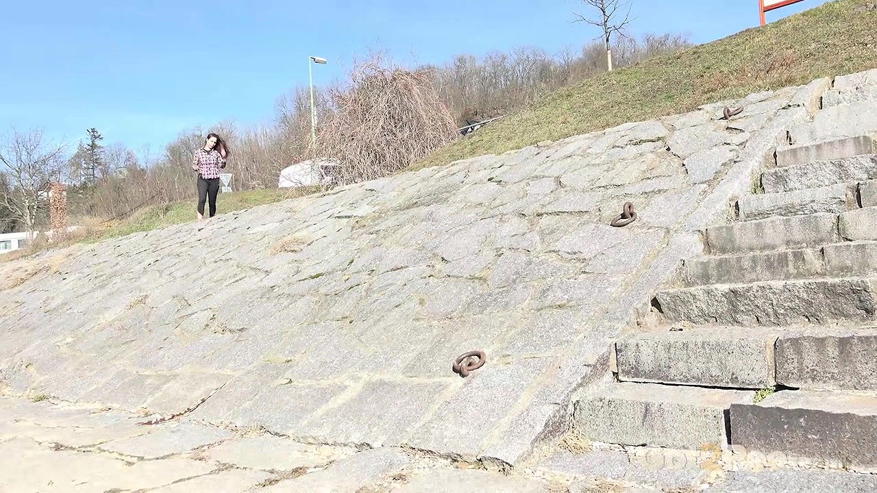 Antonia Sainz pisses down stone steps