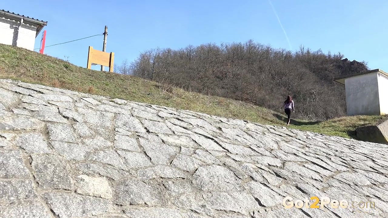 Antonia Sainz pisses down stone steps