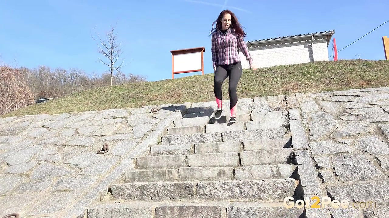 Antonia Sainz pisses down stone steps
