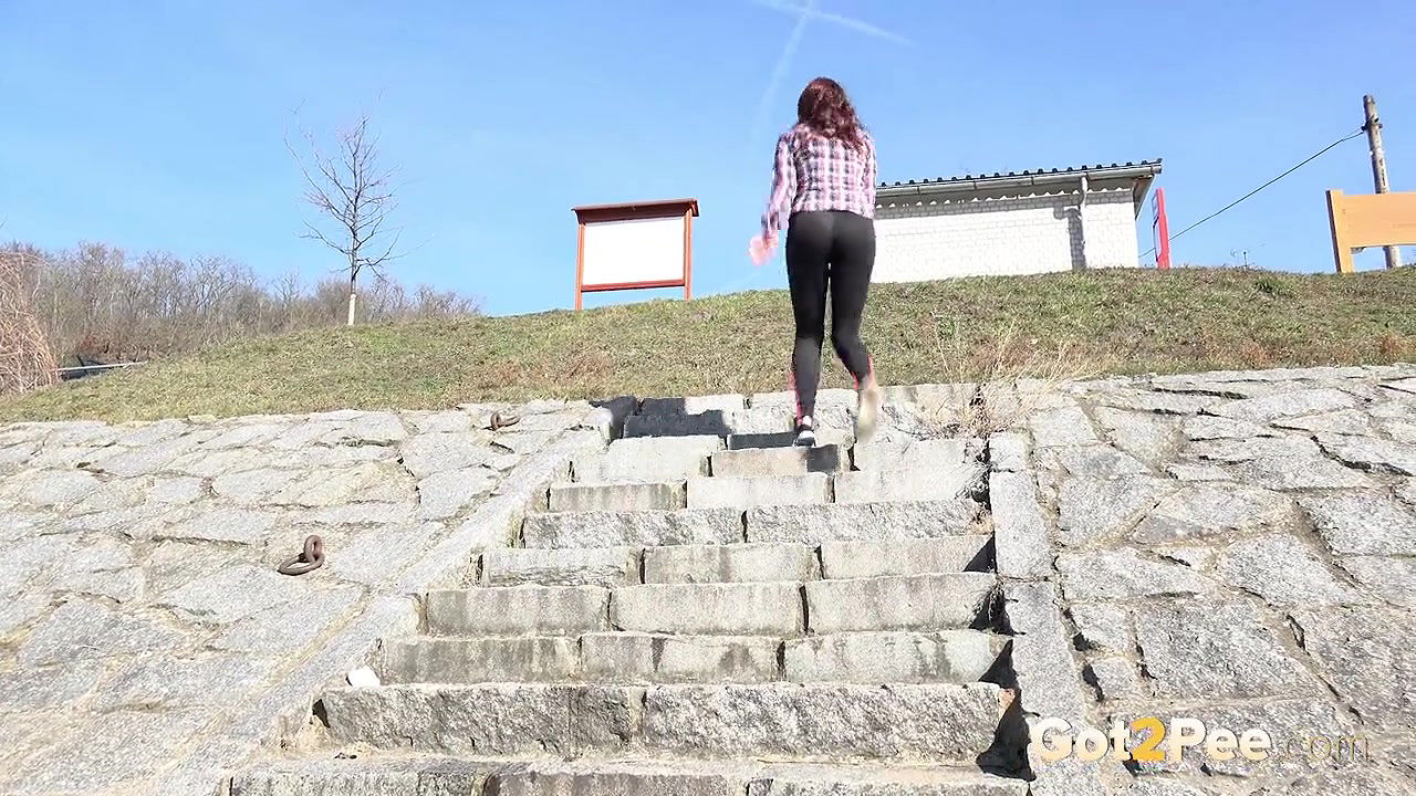 Antonia Sainz pisses down stone steps