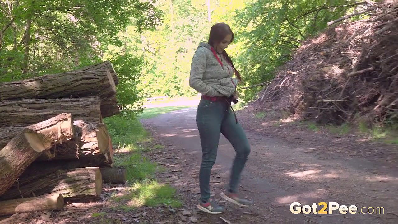 Antonia Sainz relieves her pee desperation outside