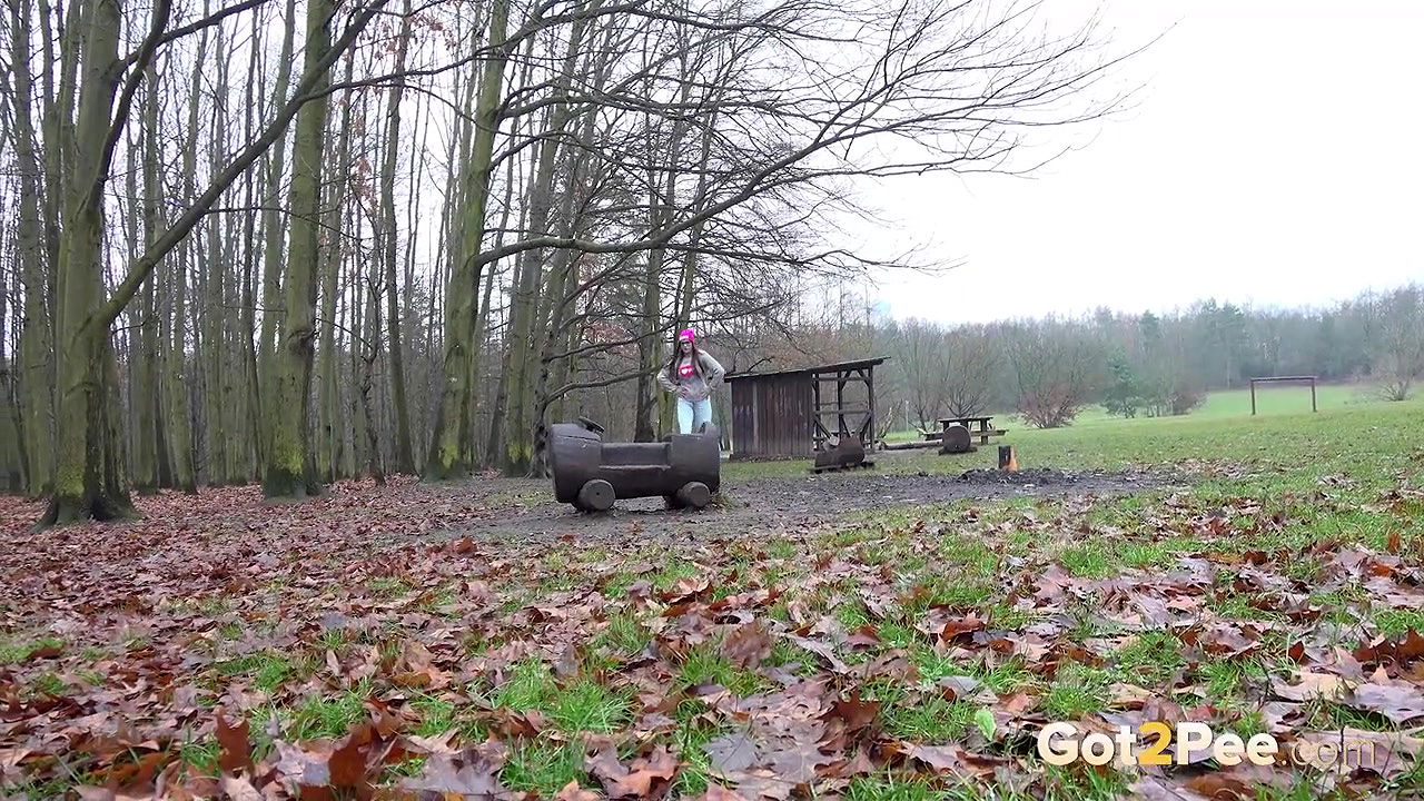 Barbe relieves her piss desperation in park