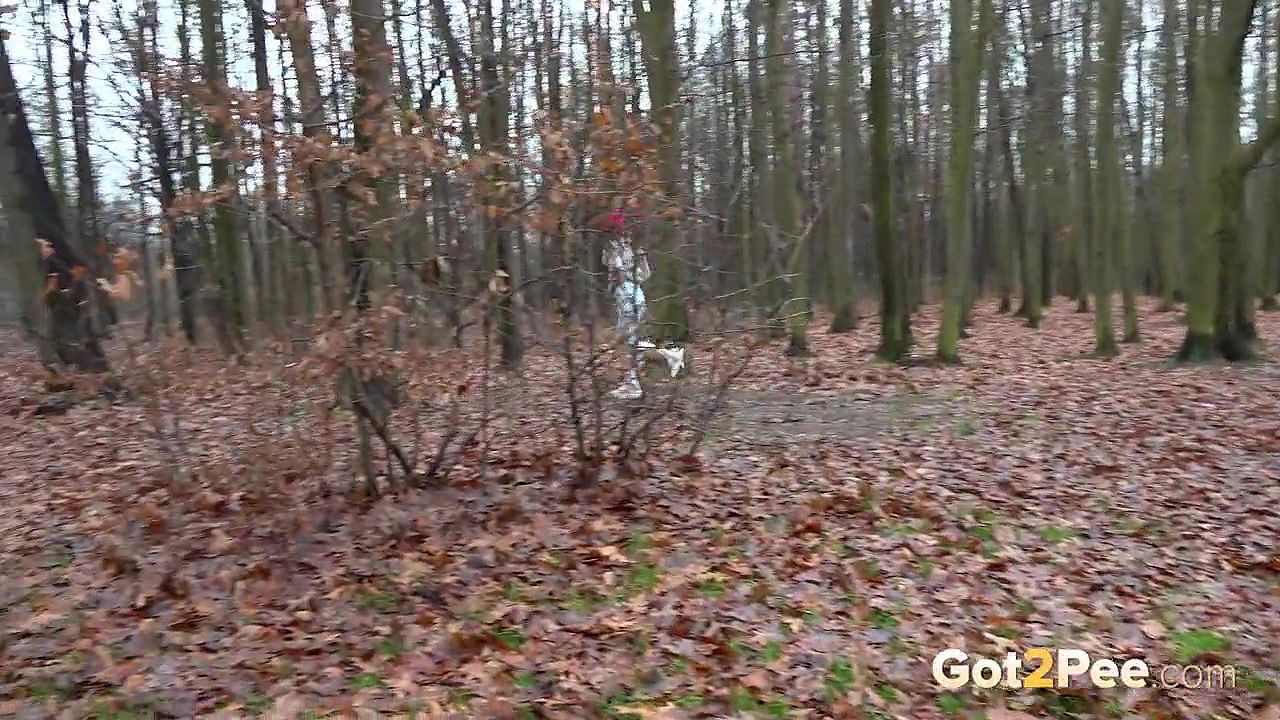 Barbe relieves her piss desperation in park