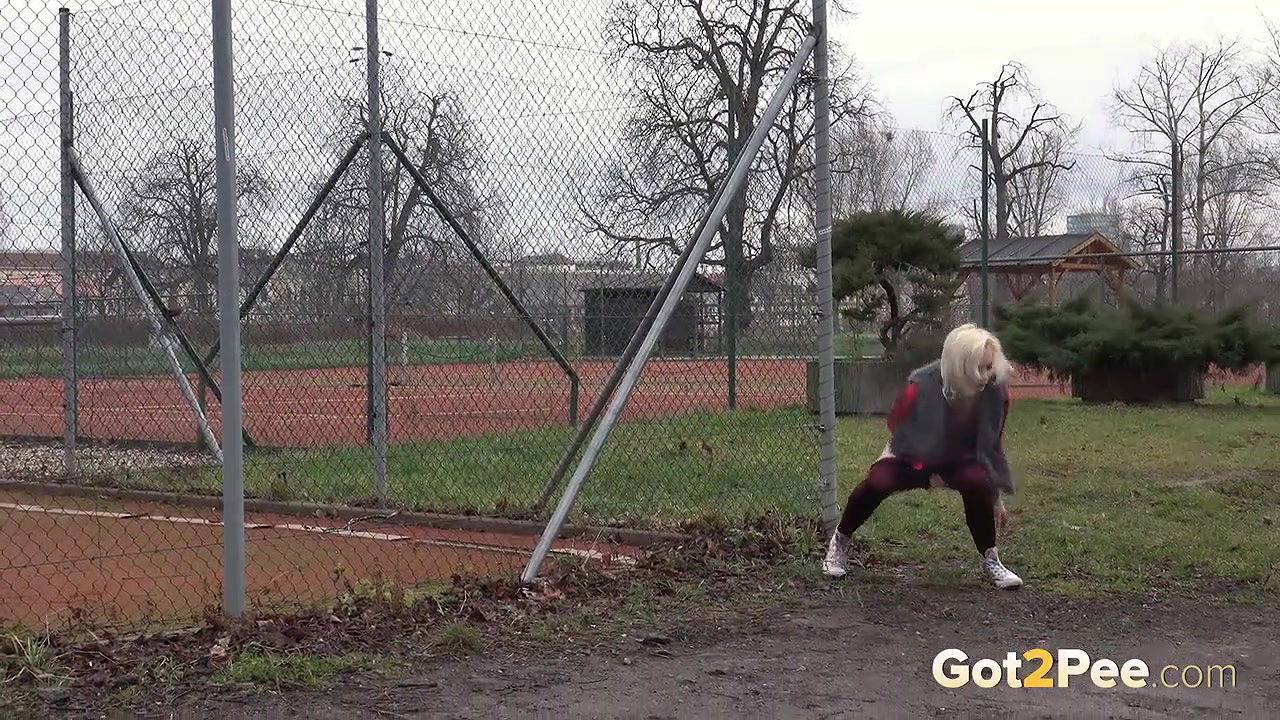 Blonde babe relieves her piss desperation