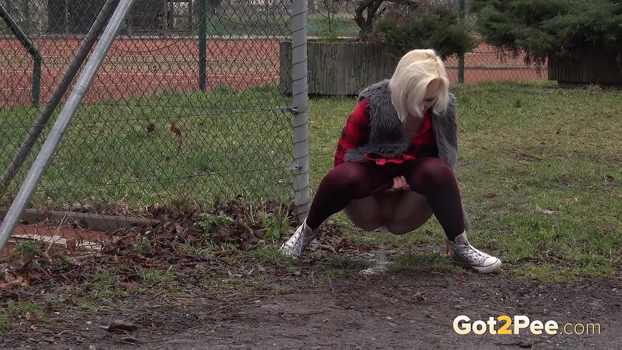 Blonde babe relieves her piss desperation