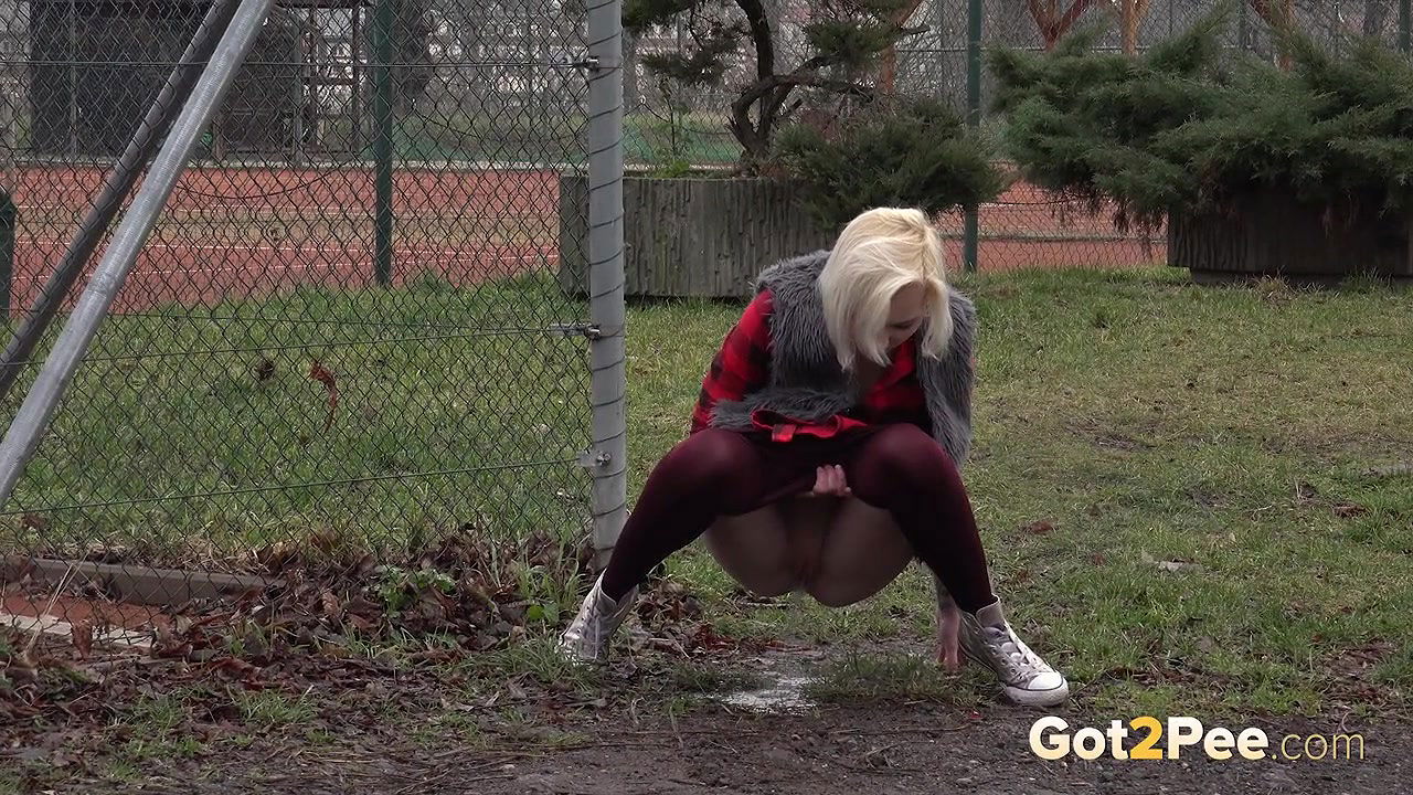 Blonde babe relieves her piss desperation