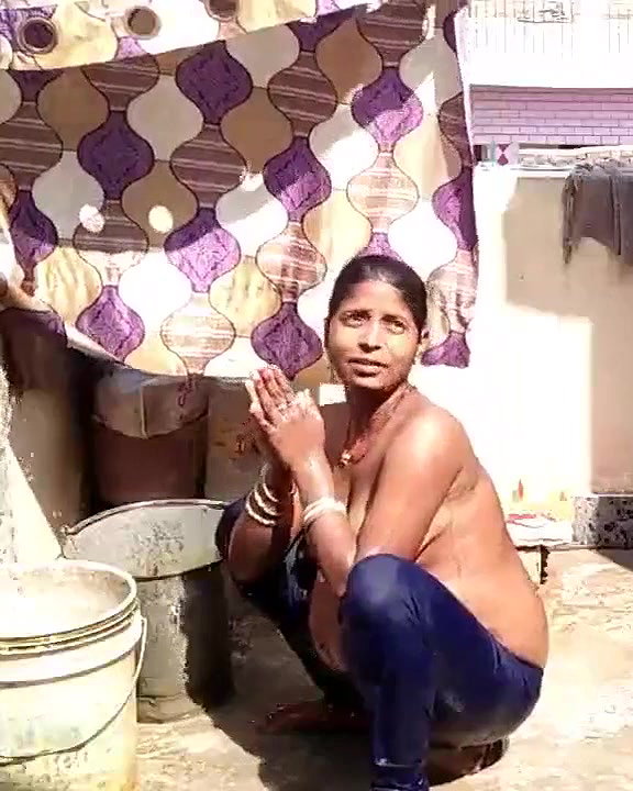 kc pregnent wife outdoor bath