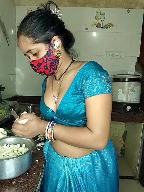 Desi Cute girl Pussy and Boob Show in Kitchen