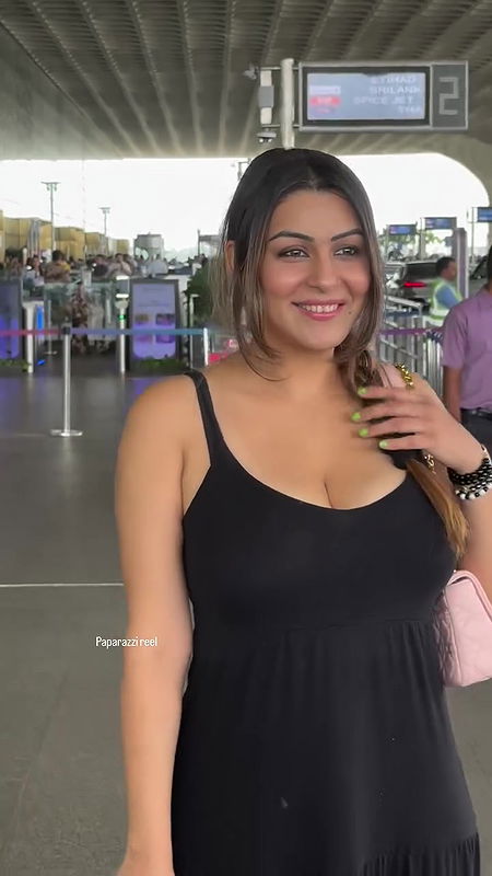 YAMINI EROTIC JUICY POPPING BOOBS CLEAVAGE AIRPORT LOOKS SEXY