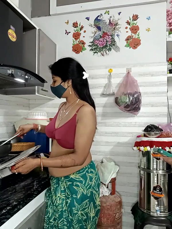 Bhabhi khana bana rahi Devar doodh pee raha