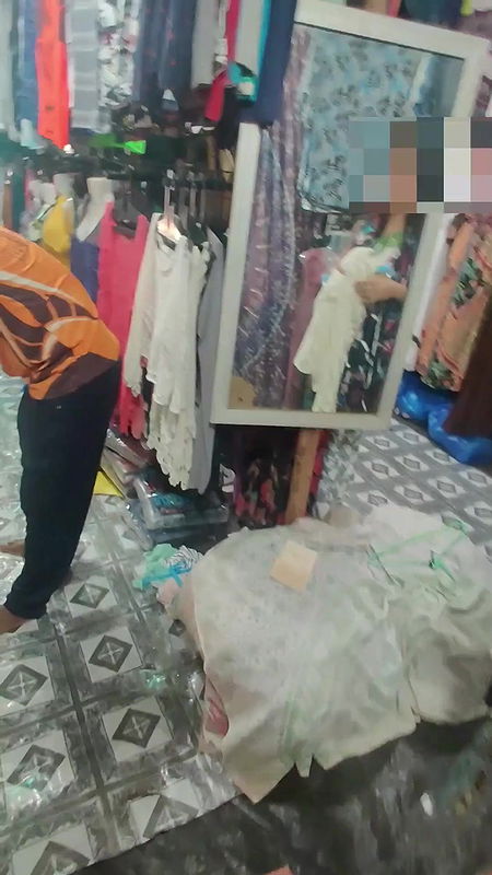 desi hot indian girl changing cloth at mall