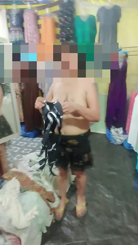 desi hot indian girl changing cloth at mall