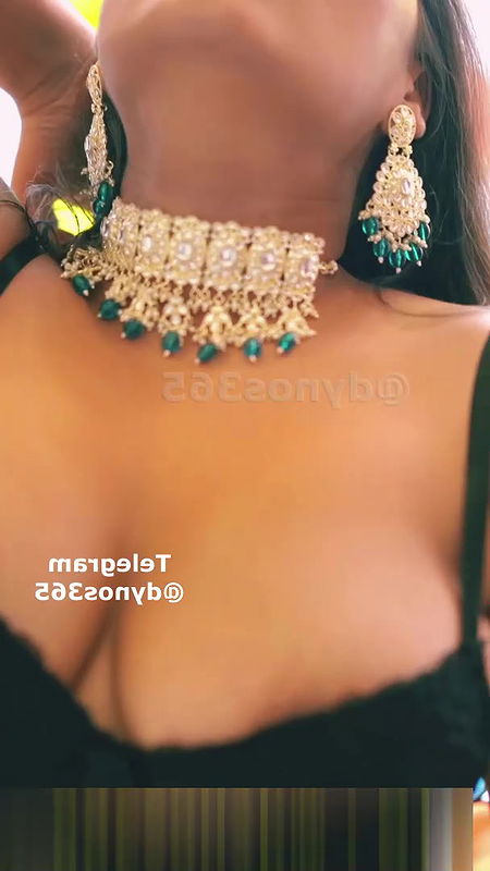 Anjali Gaud Red Saree Strip