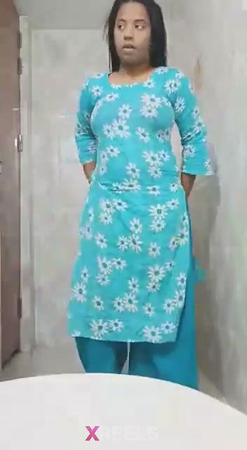 ChubbyGirlShowingherBigBoobsoncamera