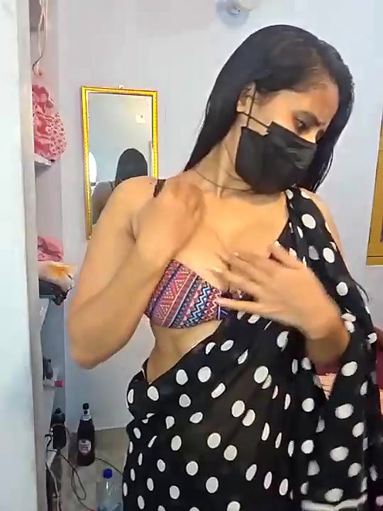 Bhabhi removing saree and bikini show