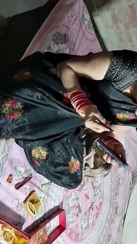 indian beutifull bhabhi urinating black saree half