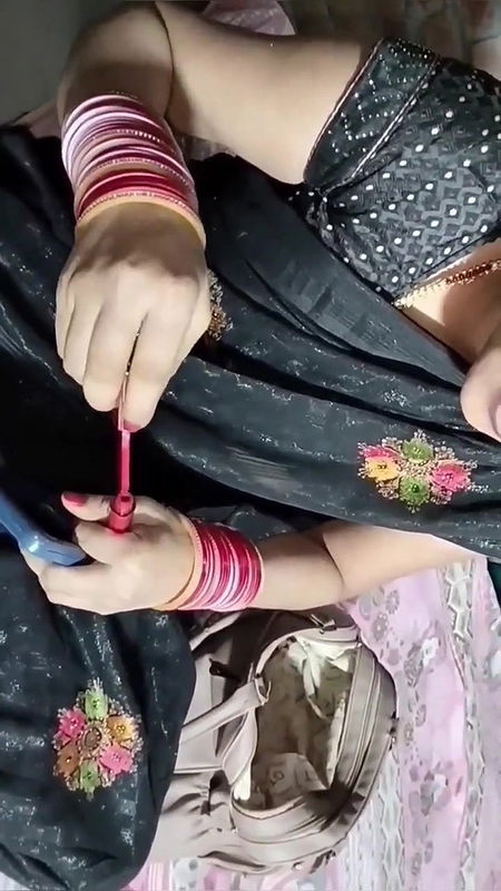 indian beutifull bhabhi urinating black saree half