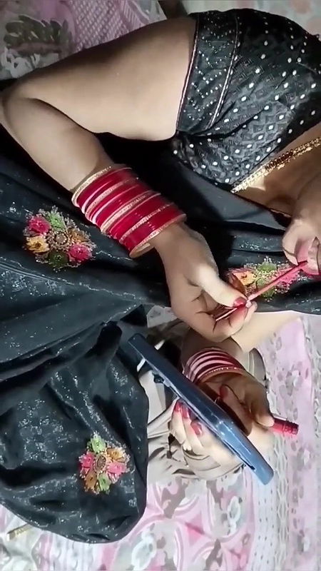 indian beutifull bhabhi urinating black saree half