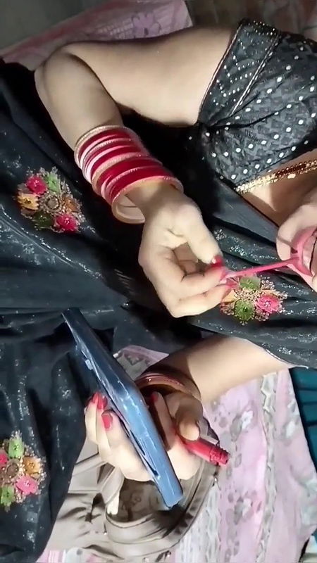 indian beutifull bhabhi urinating black saree half