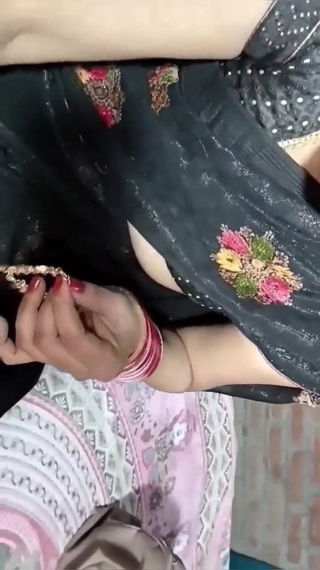 indian beutifull bhabhi urinating black saree half
