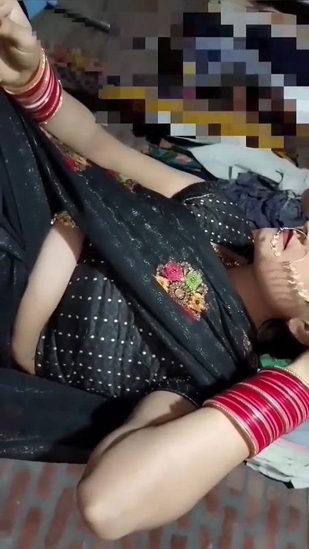 indian beutifull bhabhi urinating black saree half