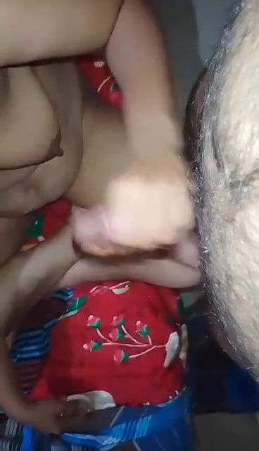 BUSTY HORNY INDIAN BHABHI GIVING BLOWJOB