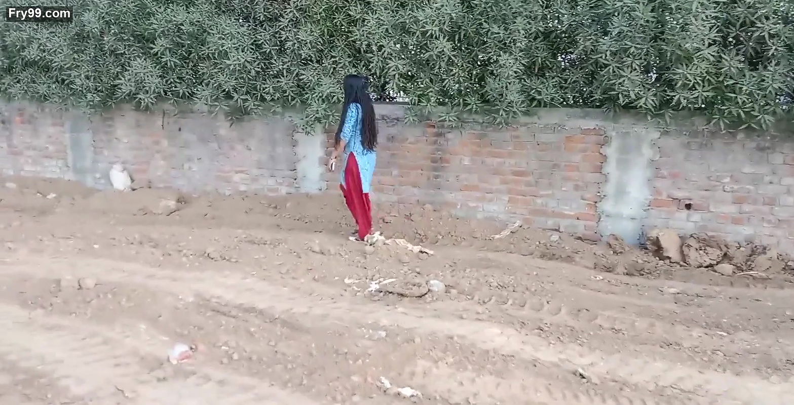 Fhul todne aai ladki ko choda.  .