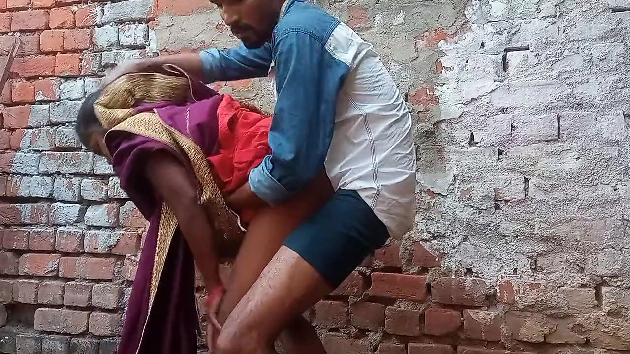 bhabhi ji apne beau ko ghar ke pichhe bulakar chud