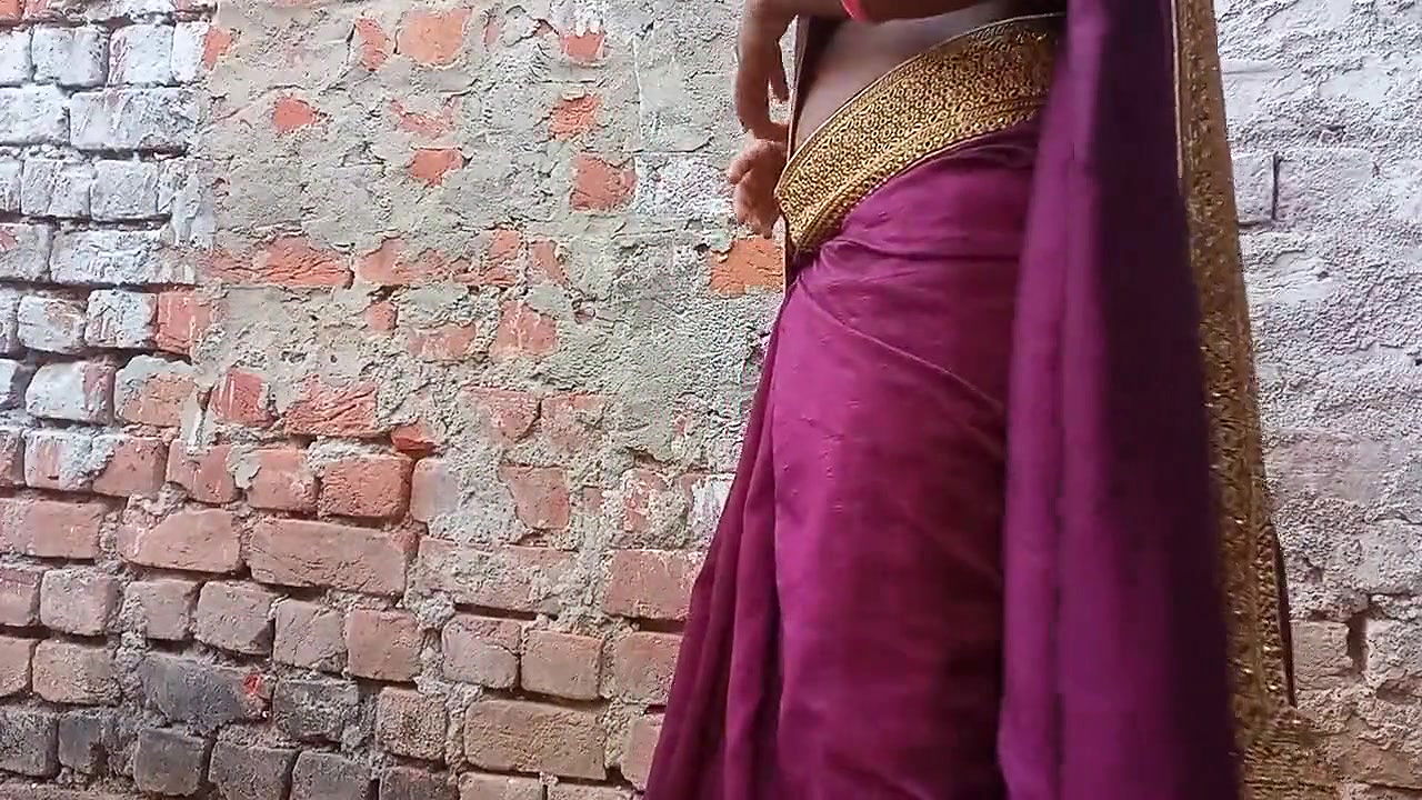 bhabhi ji apne beau ko ghar ke pichhe bulakar chud001