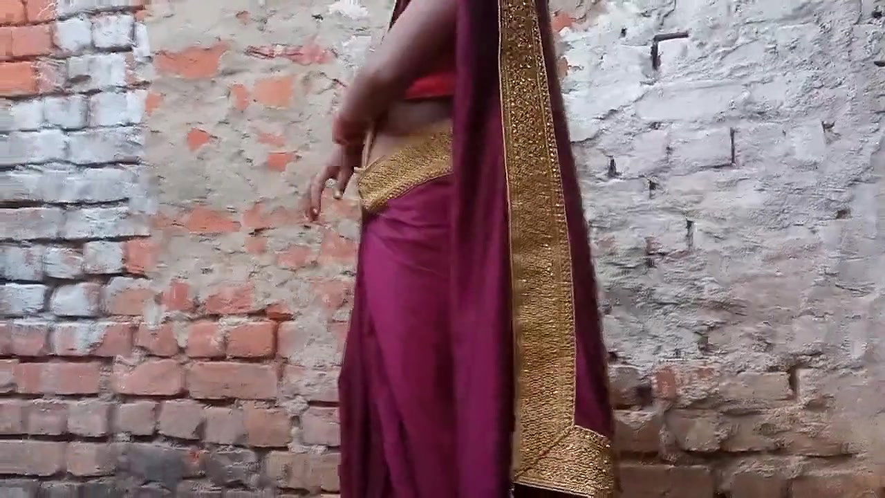 bhabhi ji apne beau ko ghar ke pichhe bulakar chud001