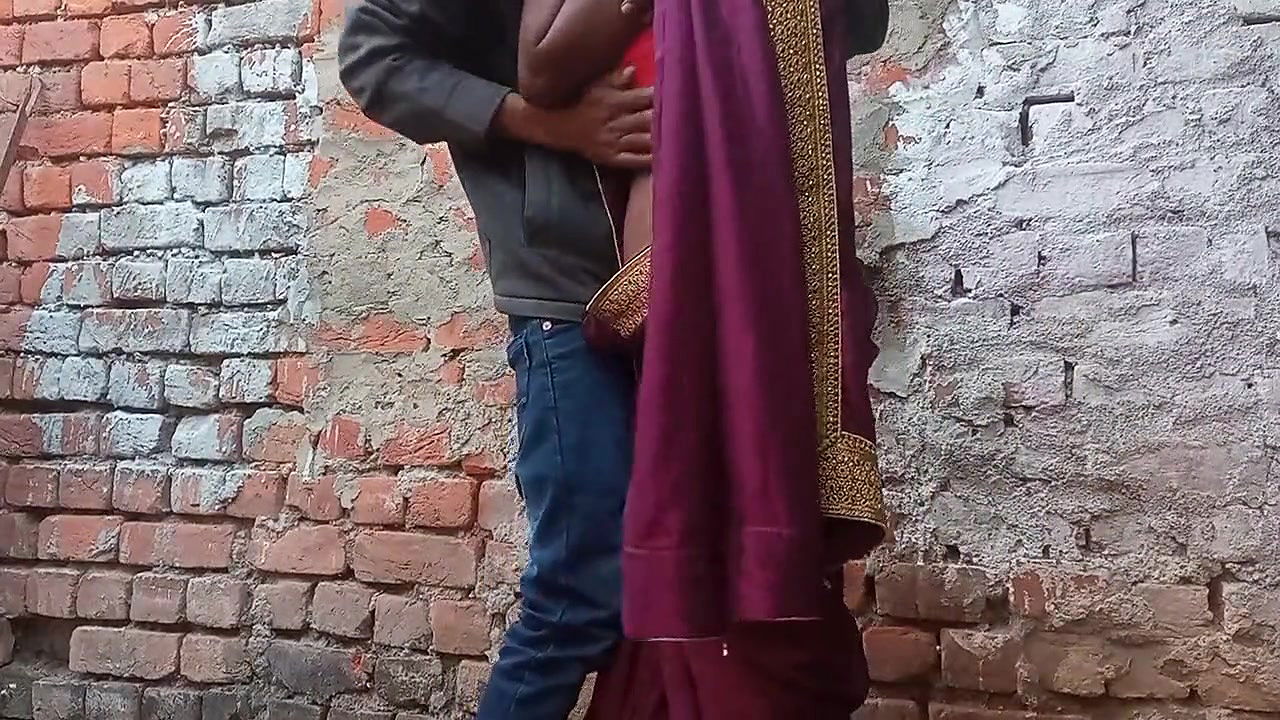 bhabhi ji apne beau ko ghar ke pichhe bulakar chud001