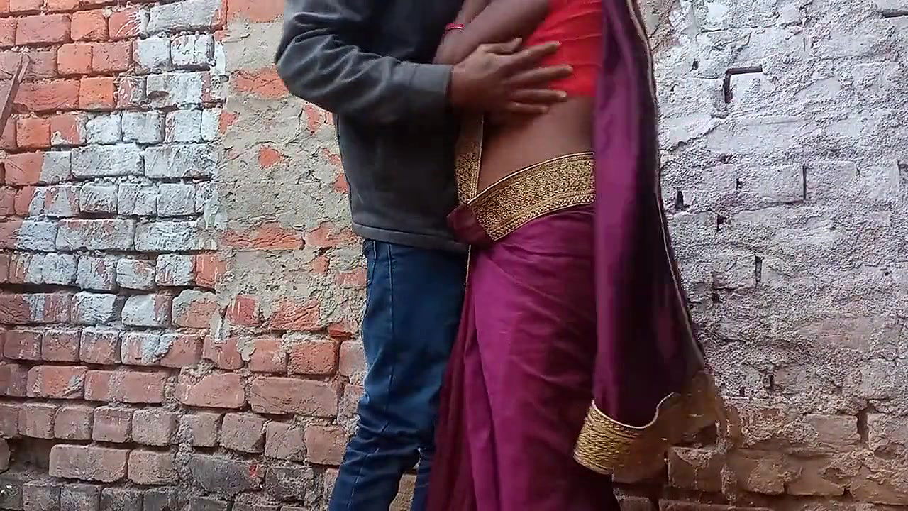 bhabhi ji apne beau ko ghar ke pichhe bulakar chud001