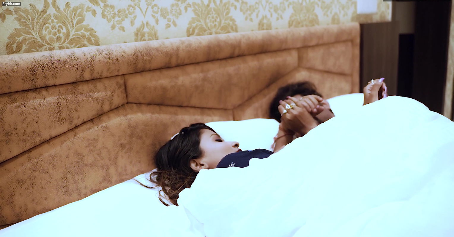 Wife ke sex karne se mana karne par Pati ne wife ke samne hi kaamwali bai ko chod dala