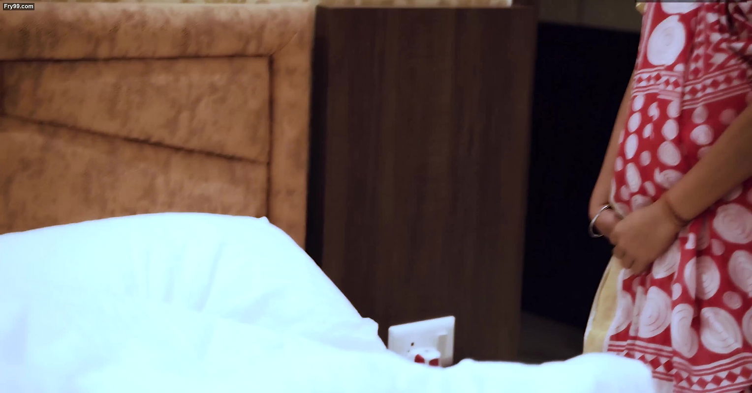 Wife ke sex karne se mana karne par Pati ne wife ke samne hi kaamwali bai ko chod dala