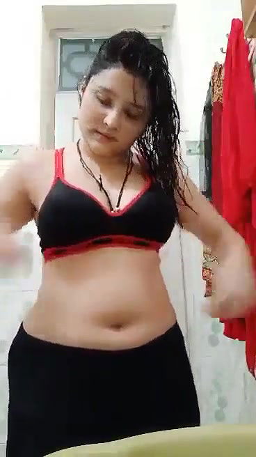 Desi girl showing big boobs