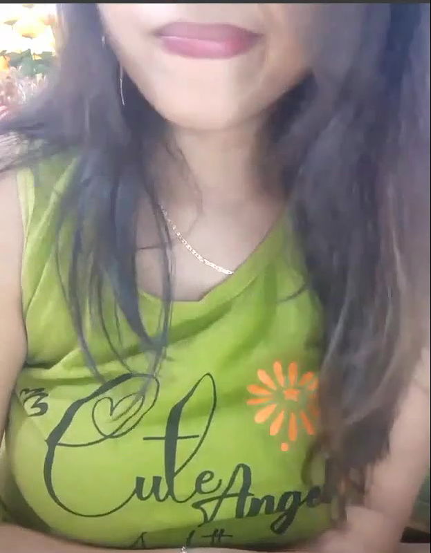 Hot Girl Showing on Cam