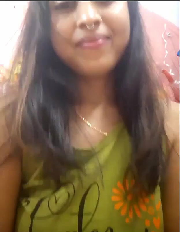 Hot Girl Showing on Cam