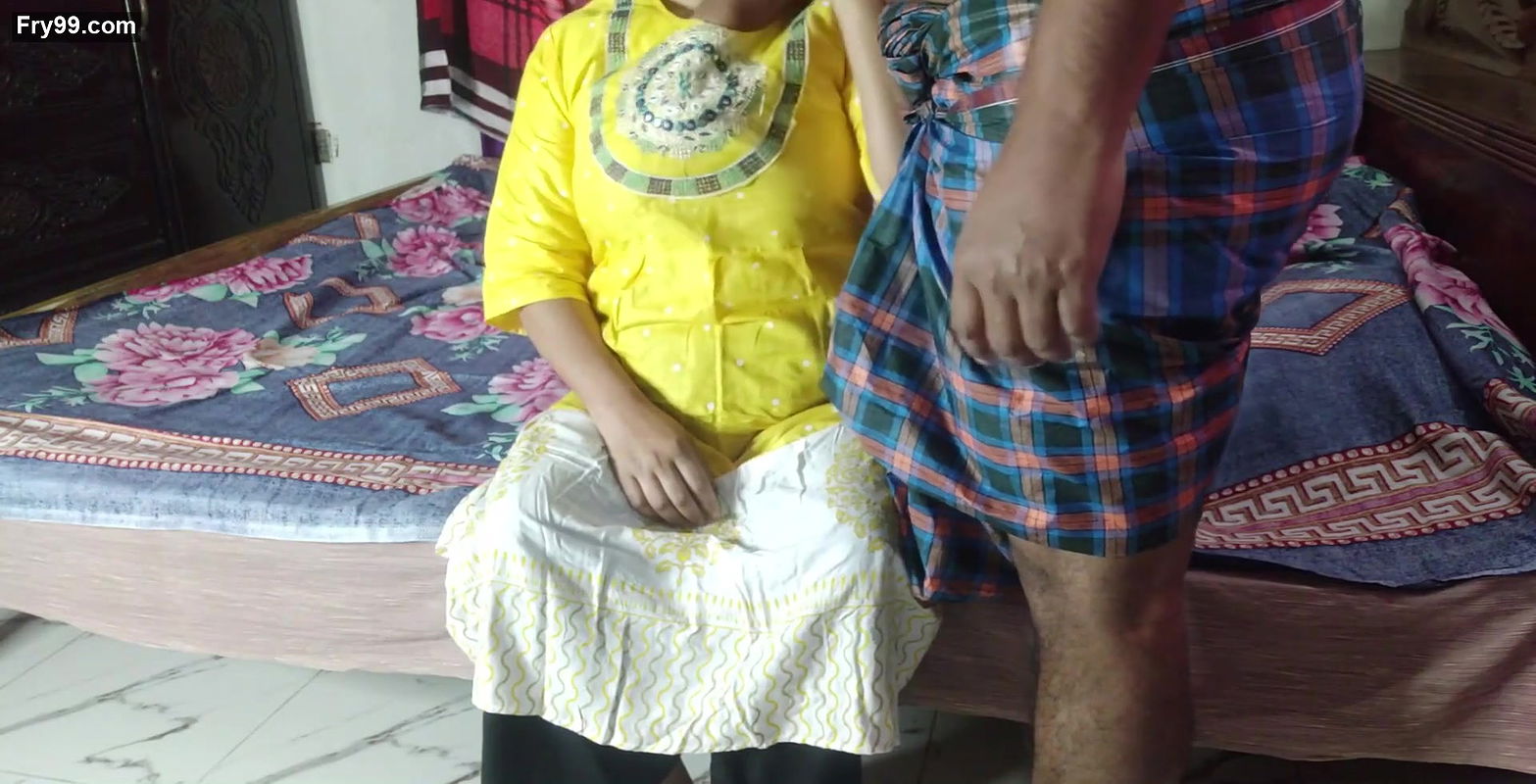 Bengali Bhabhi Enjoy when her Husband go out Cumriya.