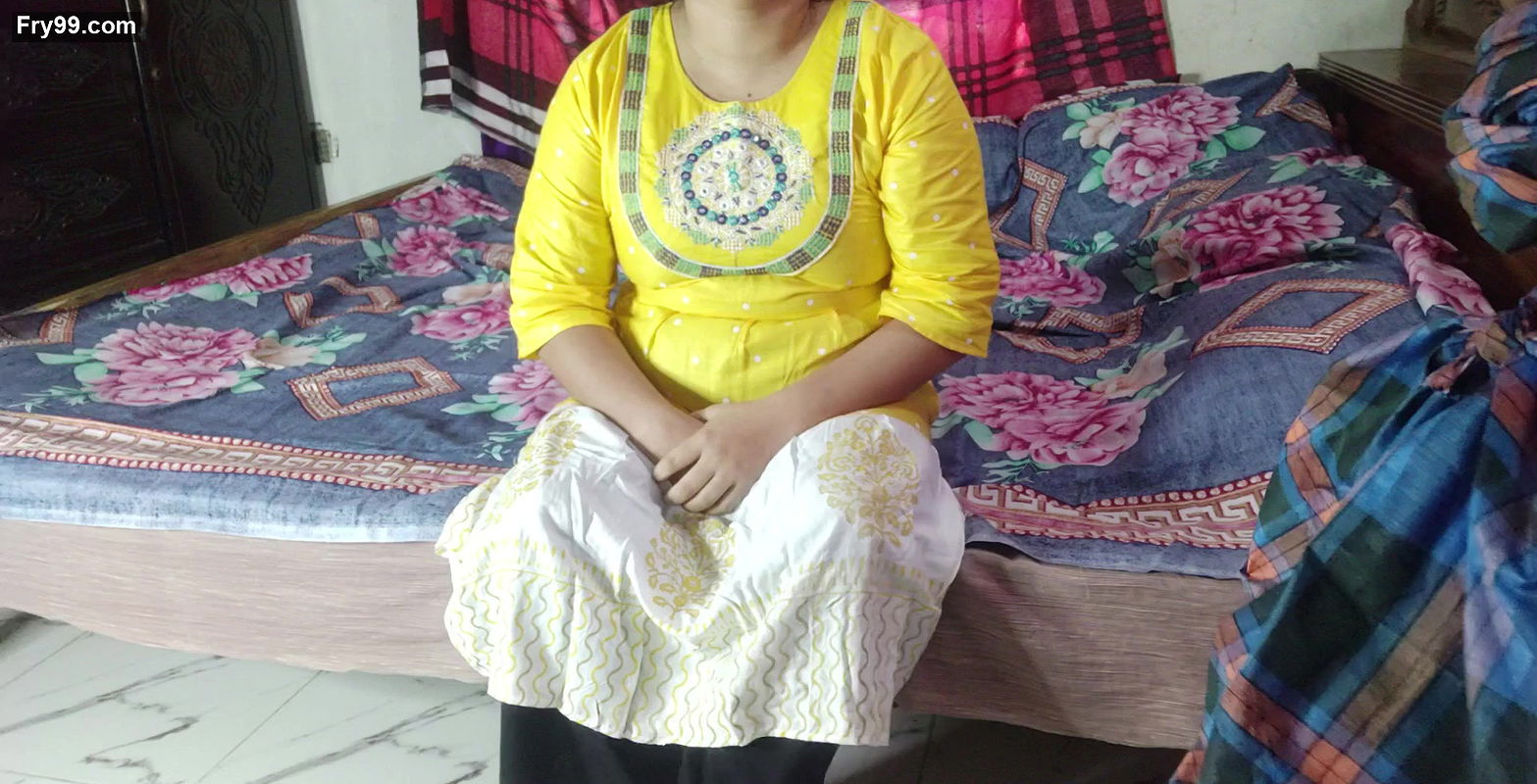 Bengali Bhabhi Enjoy when her Husband go out Cumriya.