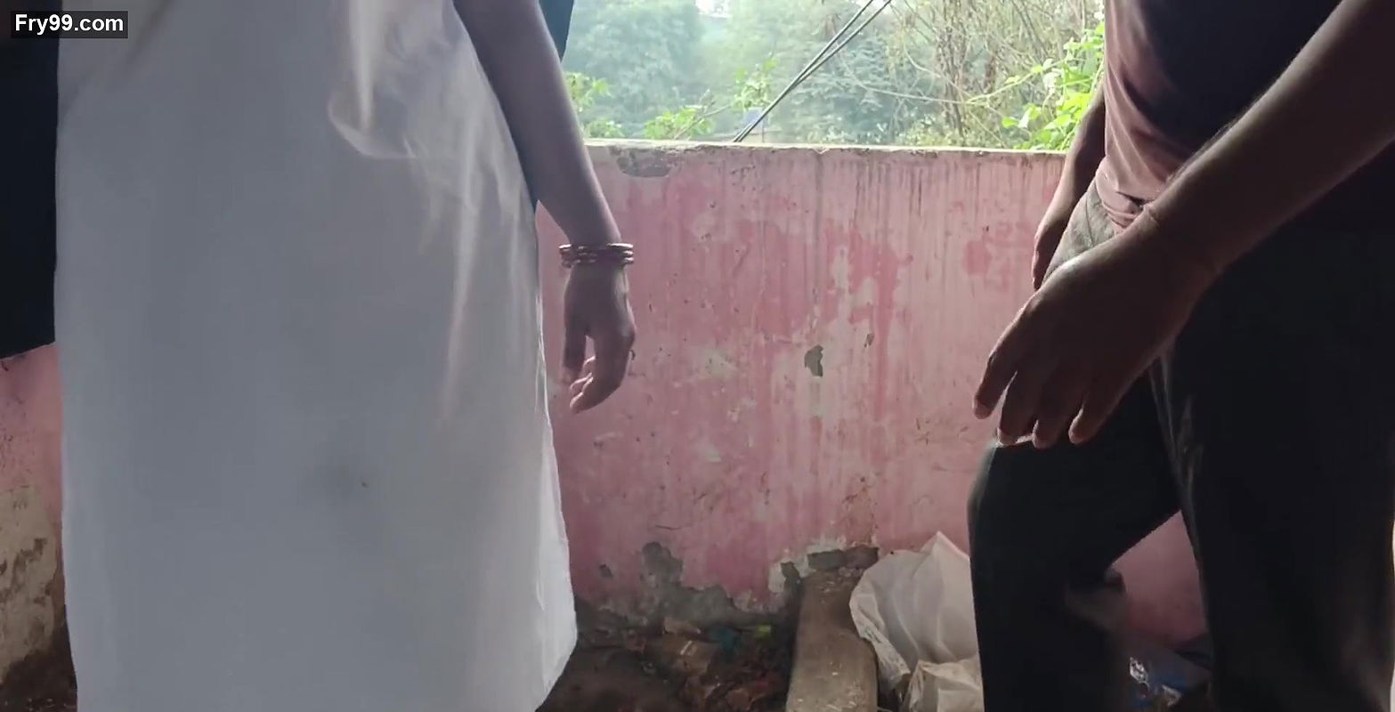 Desi college ladaki apane ghar ke chat me jakar apane tusion teacher ko chut diya