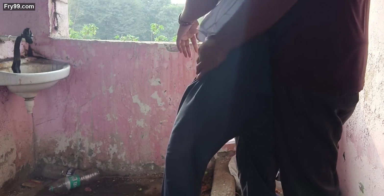 Desi college ladaki apane ghar ke chat me jakar apane tusion teacher ko chut diya