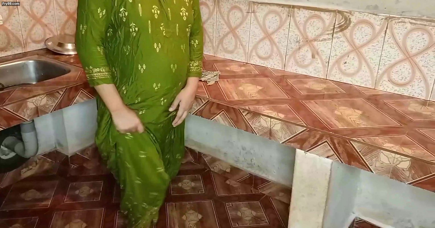 AuNty Ko kiTchen M uSke laDke N cHodne ka mAn hAi boLke cHoot maRi